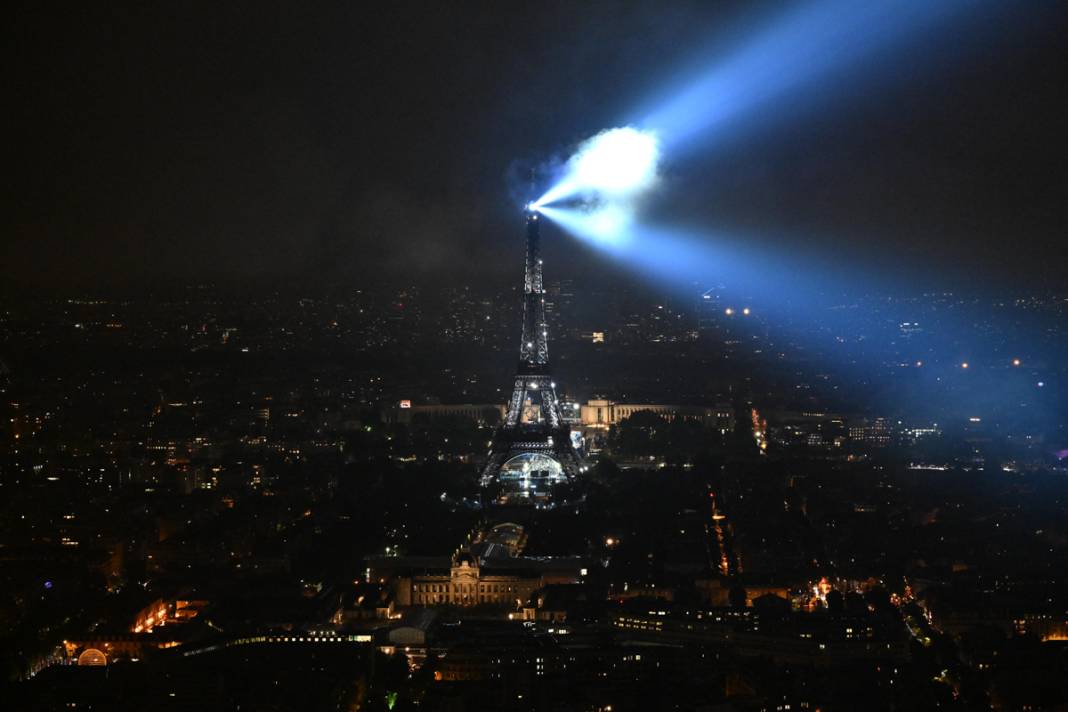 Olimpiyat ateşi Paris'te yandı: Görkemli açılış 3