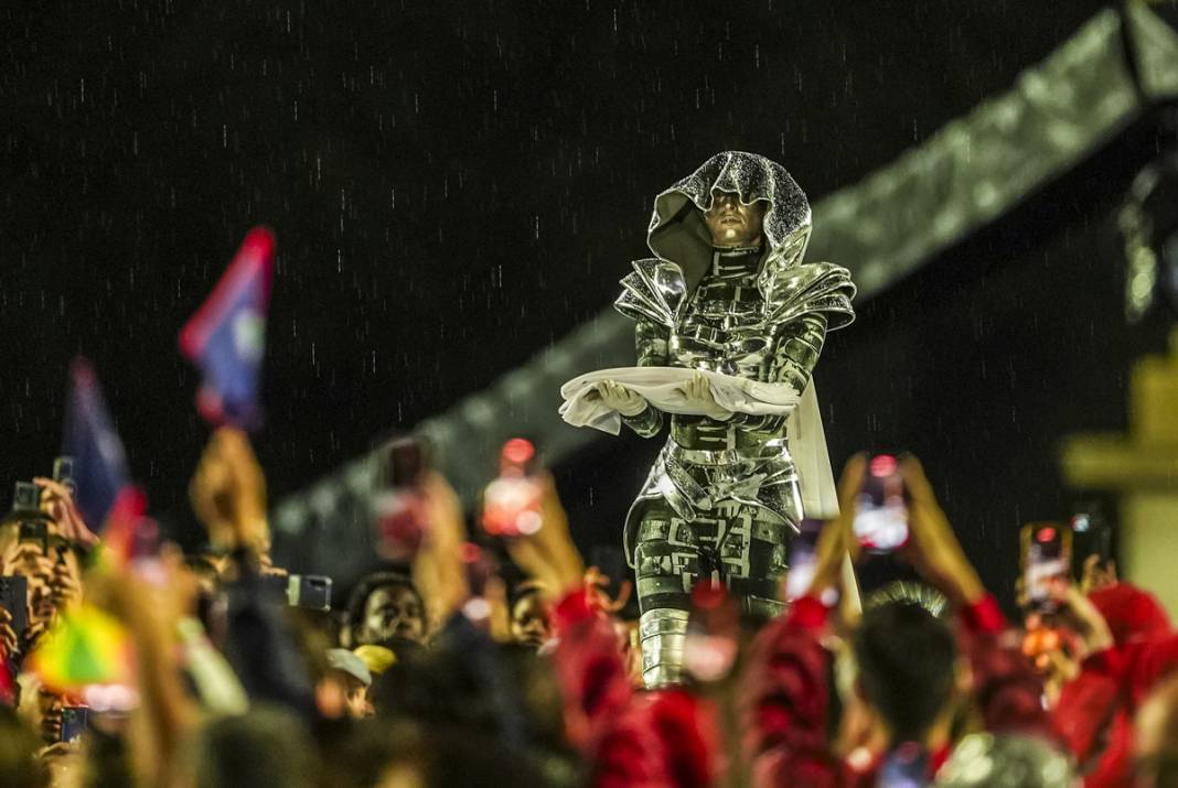 Olimpiyat ateşi Paris'te yandı: Görkemli açılış 8