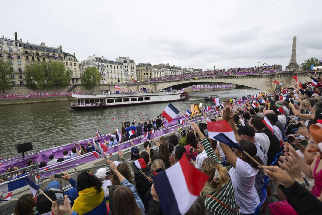 Olimpiyat ateşi Paris'te yandı: Görkemli açılış 10