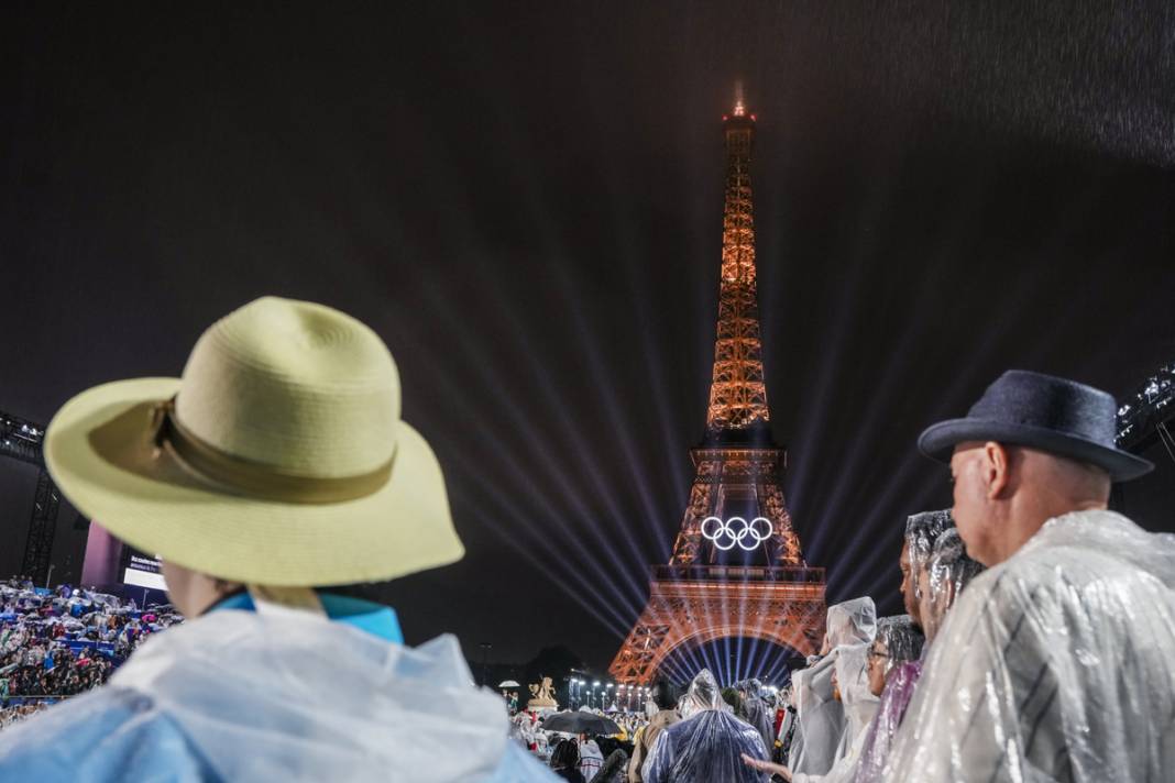 Olimpiyat ateşi Paris'te yandı: Görkemli açılış 11