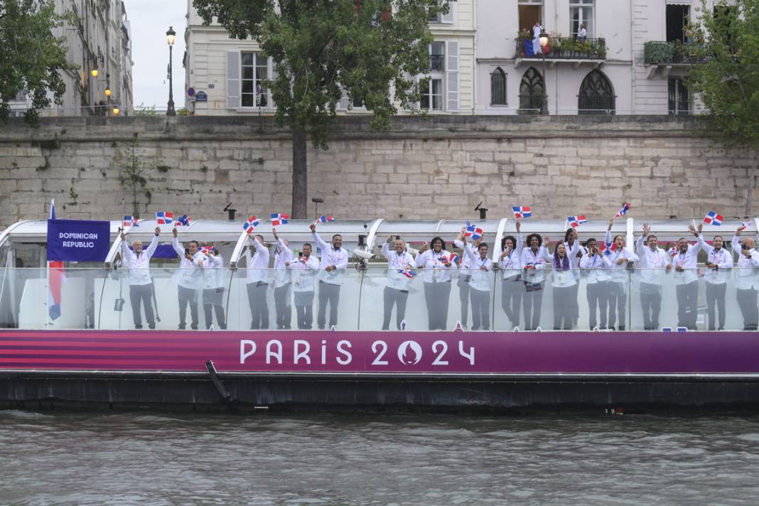 Olimpiyat ateşi Paris'te yandı: Görkemli açılış 43