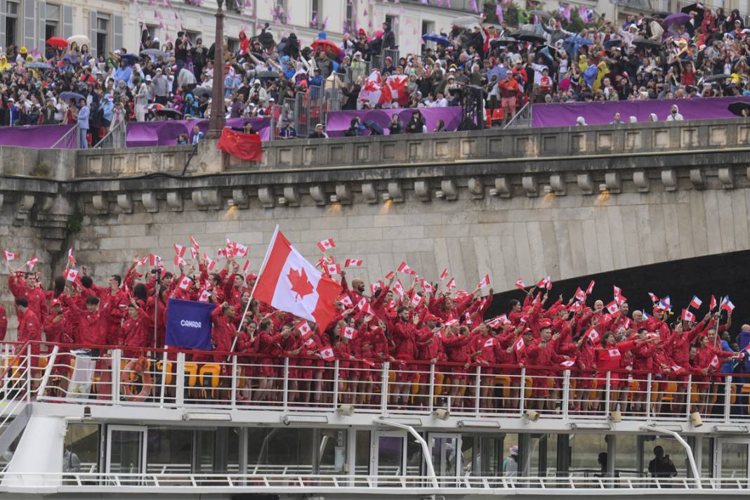 Olimpiyat ateşi Paris'te yandı: Görkemli açılış 41