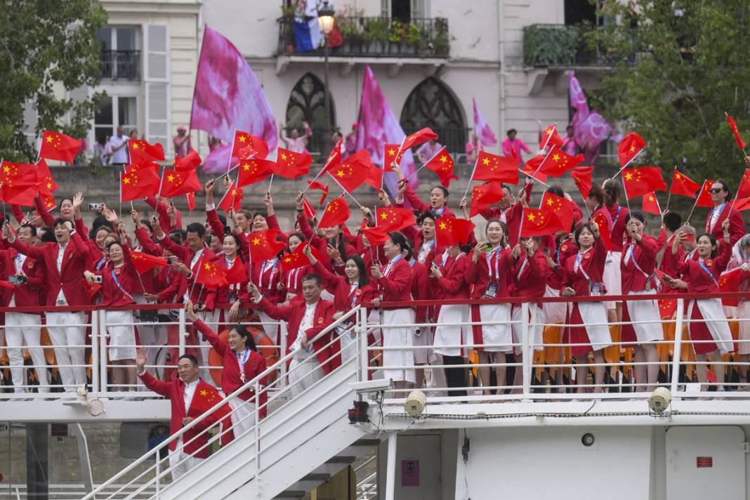 Olimpiyat ateşi Paris'te yandı: Görkemli açılış 76