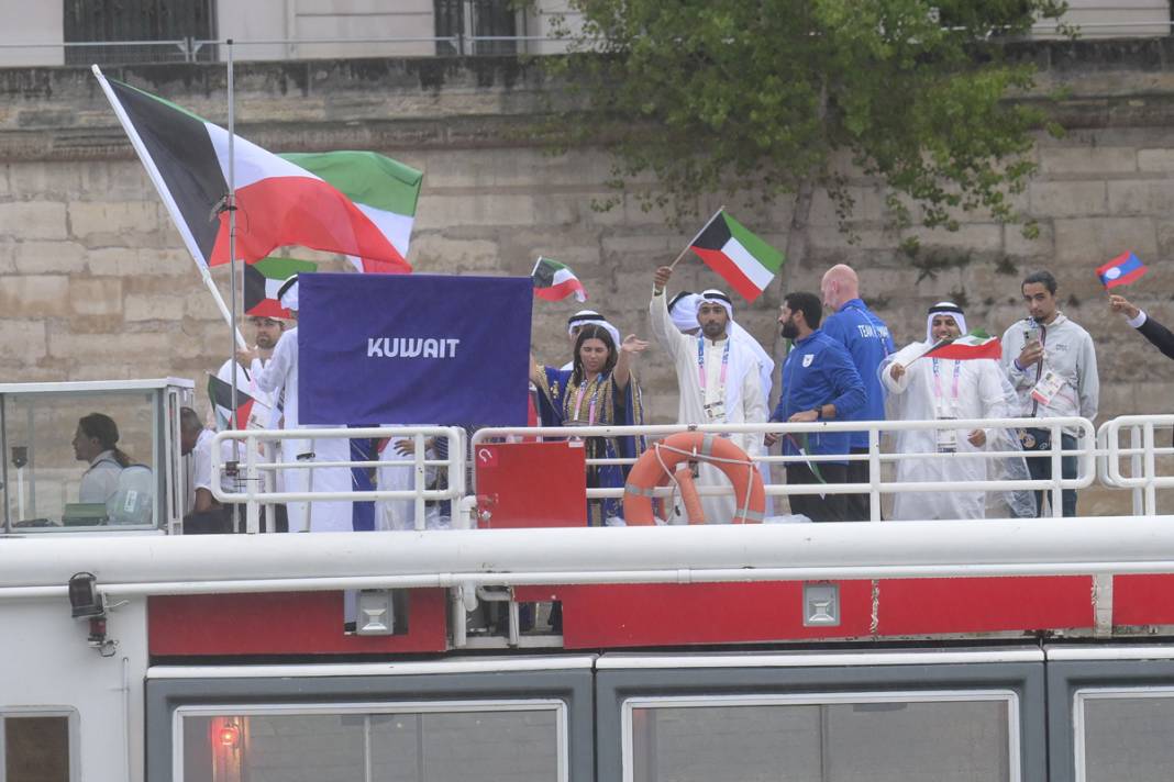 Olimpiyat ateşi Paris'te yandı: Görkemli açılış 77