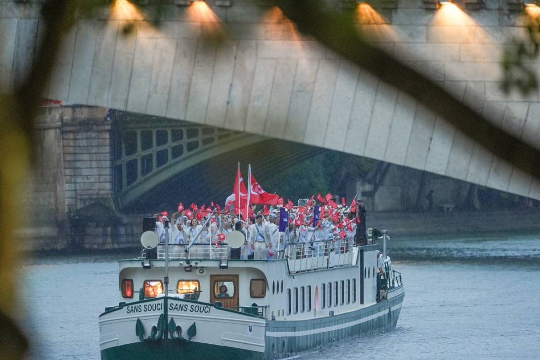 Olimpiyat ateşi Paris'te yandı: Görkemli açılış 72