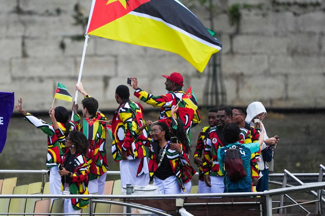 Olimpiyat ateşi Paris'te yandı: Görkemli açılış 16