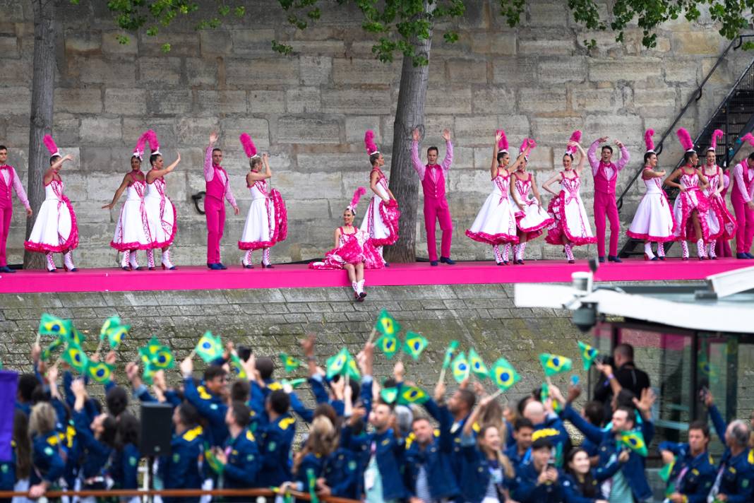 Olimpiyat ateşi Paris'te yandı: Görkemli açılış 69