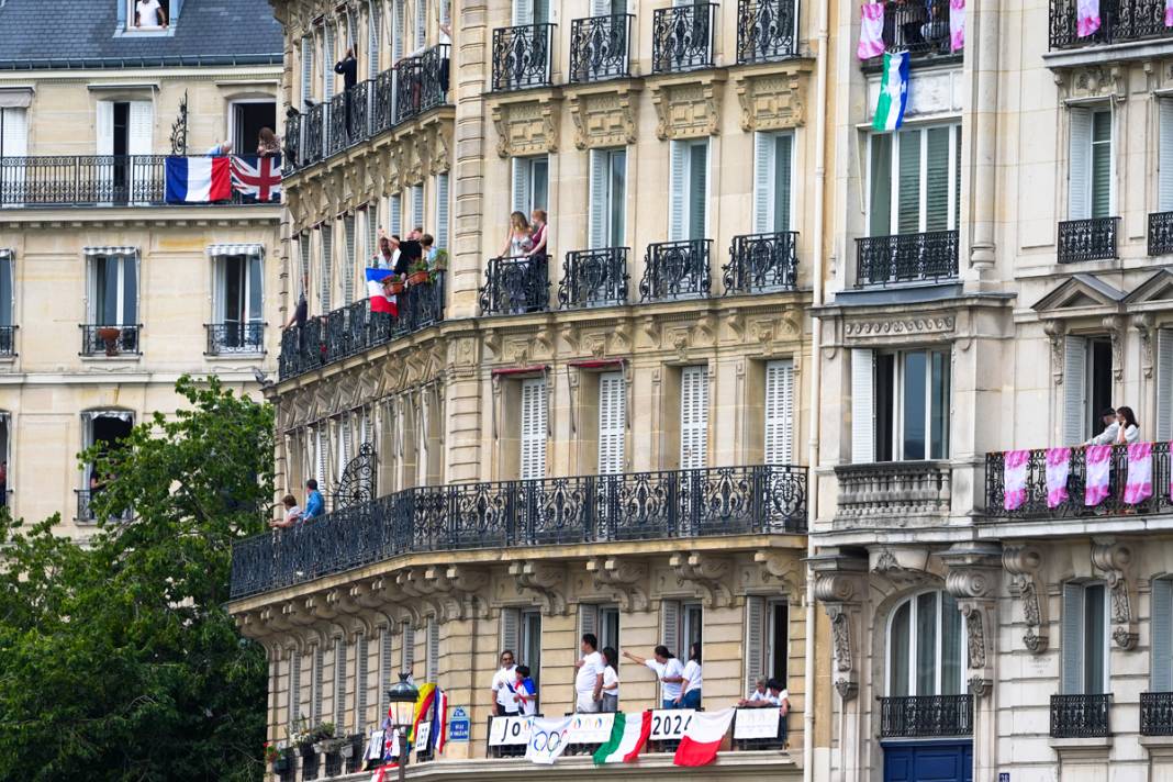 Olimpiyat ateşi Paris'te yandı: Görkemli açılış 68