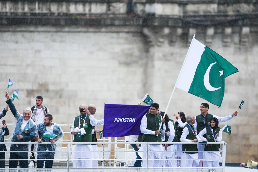 Olimpiyat ateşi Paris'te yandı: Görkemli açılış 71