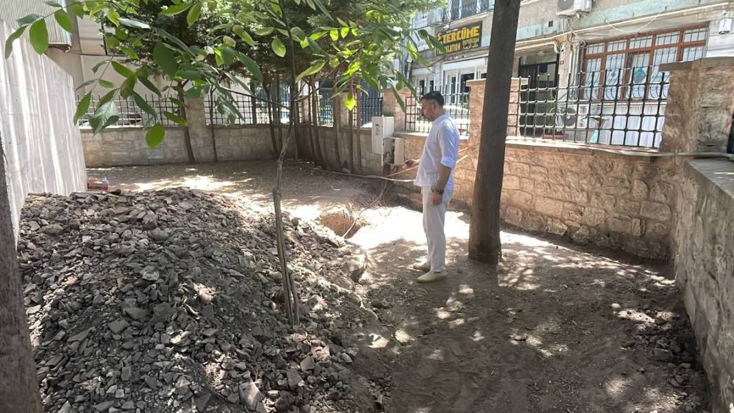 İstanbul'un göbeğinde güpegündüz kazı! Defineciler şehitliği talan etmiş 3