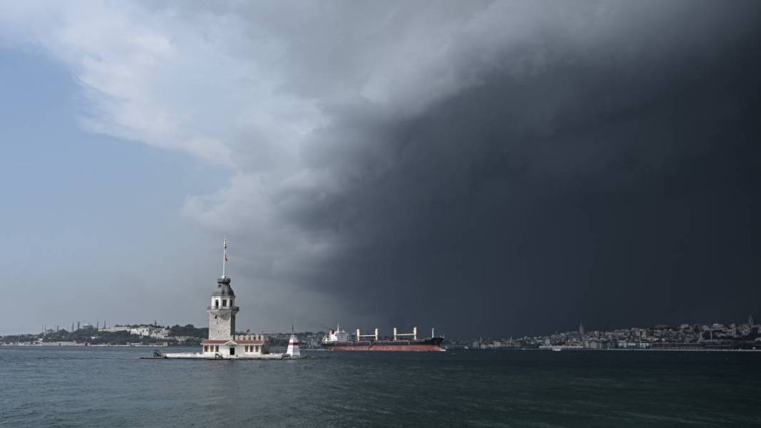 İstanbul sağanak yağışa teslim! Gündüz geceye döndü 10