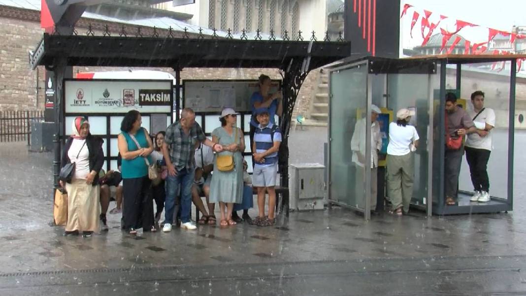 İstanbul sağanak yağışa teslim! Gündüz geceye döndü 4