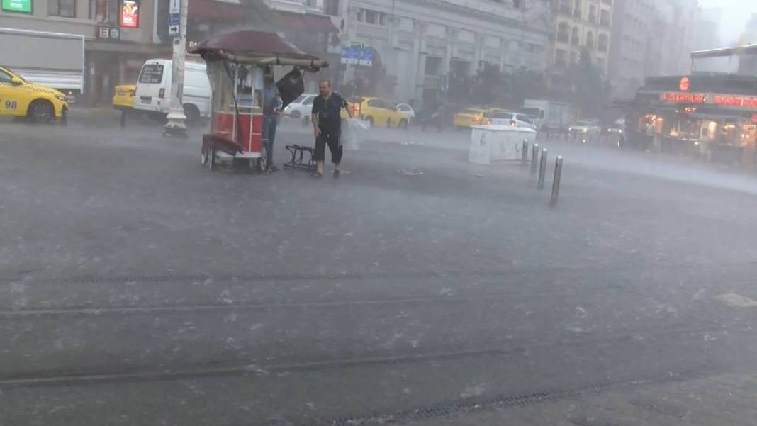 İstanbul sağanak yağışa teslim! Gündüz geceye döndü 5