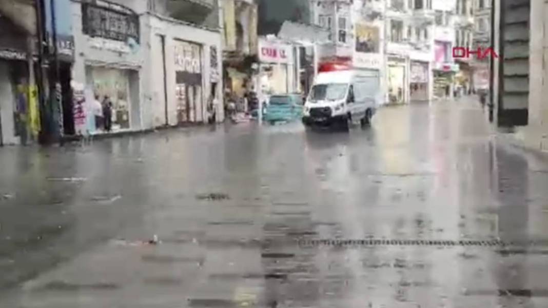 İstanbul sağanak yağışa teslim! Gündüz geceye döndü 2