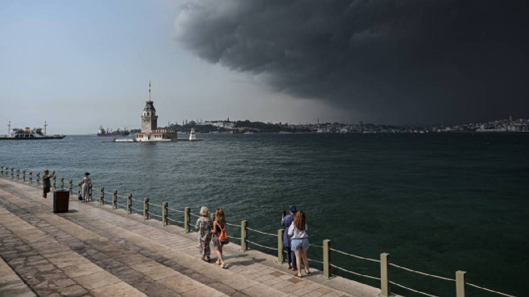 İstanbul sağanak yağışa teslim! Gündüz geceye döndü 11