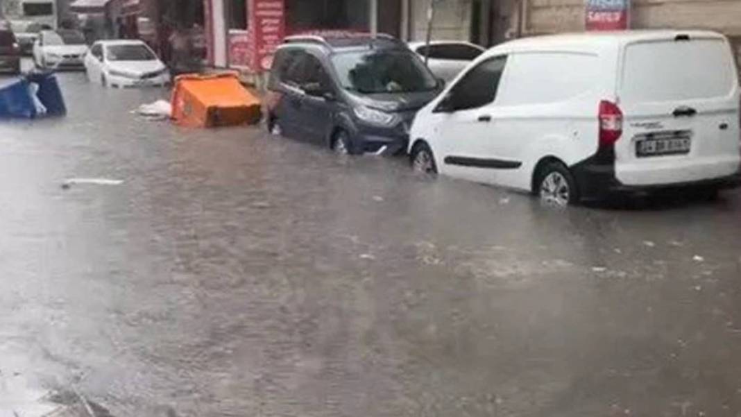 İstanbul sağanak yağışa teslim! Gündüz geceye döndü 6