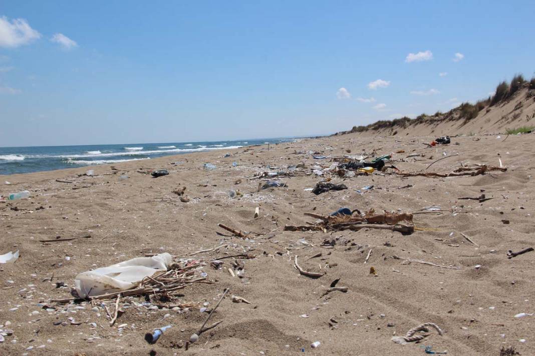 Cam şişeler, plastik ambalaj atıkları, kırılmış leğen, kova... 2 kilometrelik kumsalda içler acısı görüntü 8