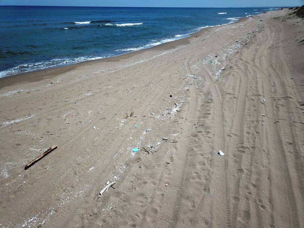 Cam şişeler, plastik ambalaj atıkları, kırılmış leğen, kova... 2 kilometrelik kumsalda içler acısı görüntü 5