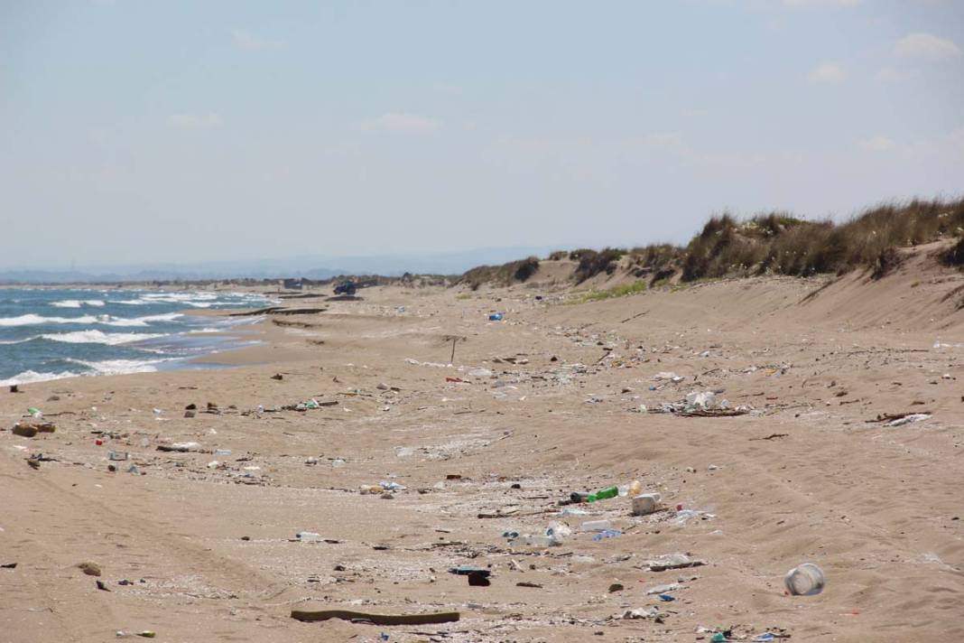 Cam şişeler, plastik ambalaj atıkları, kırılmış leğen, kova... 2 kilometrelik kumsalda içler acısı görüntü 6