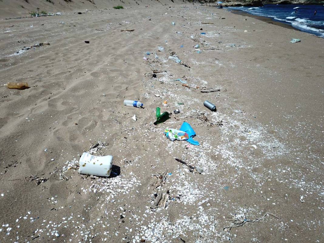 Cam şişeler, plastik ambalaj atıkları, kırılmış leğen, kova... 2 kilometrelik kumsalda içler acısı görüntü 4