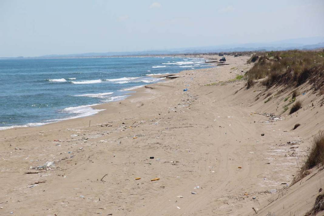 Cam şişeler, plastik ambalaj atıkları, kırılmış leğen, kova... 2 kilometrelik kumsalda içler acısı görüntü 3
