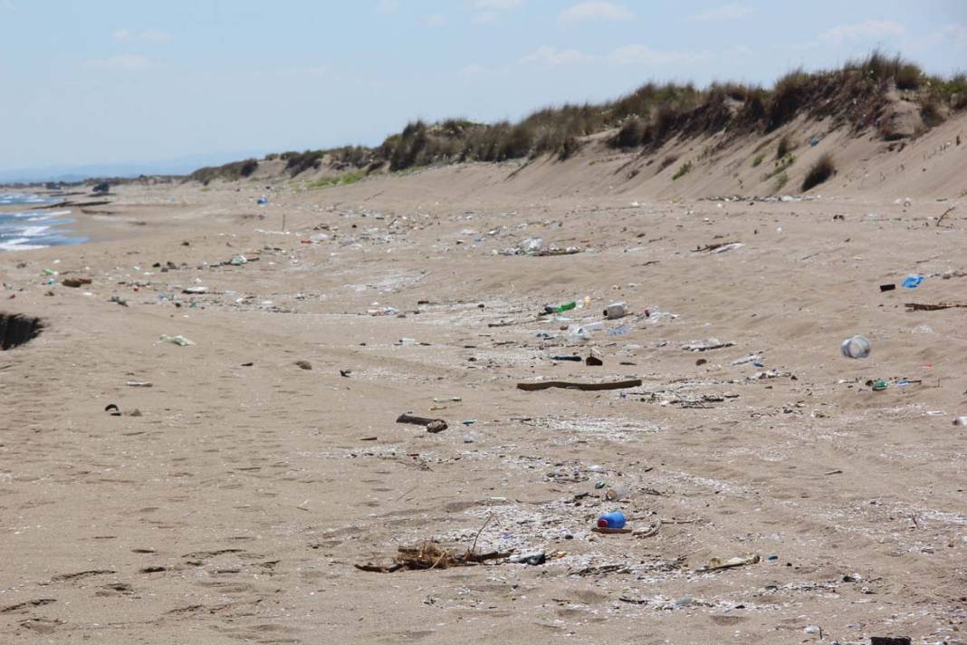 Cam şişeler, plastik ambalaj atıkları, kırılmış leğen, kova... 2 kilometrelik kumsalda içler acısı görüntü 2