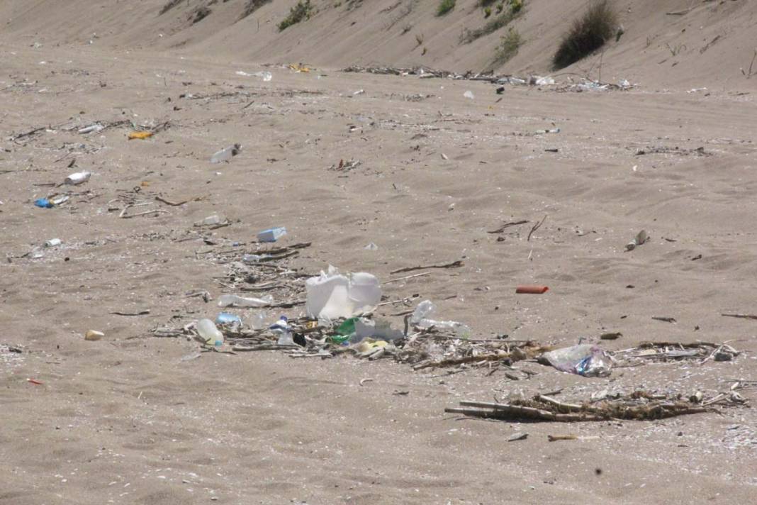Cam şişeler, plastik ambalaj atıkları, kırılmış leğen, kova... 2 kilometrelik kumsalda içler acısı görüntü 1