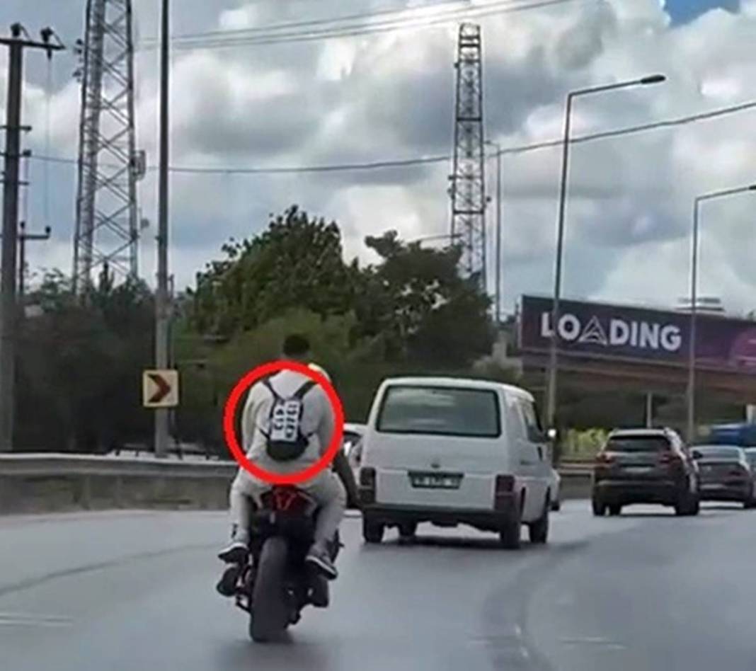 Plakasız motosikletin sürücüsünün sırt çantası şaşkına çevirdi! Trafikteki o anlar kaydedildi 4
