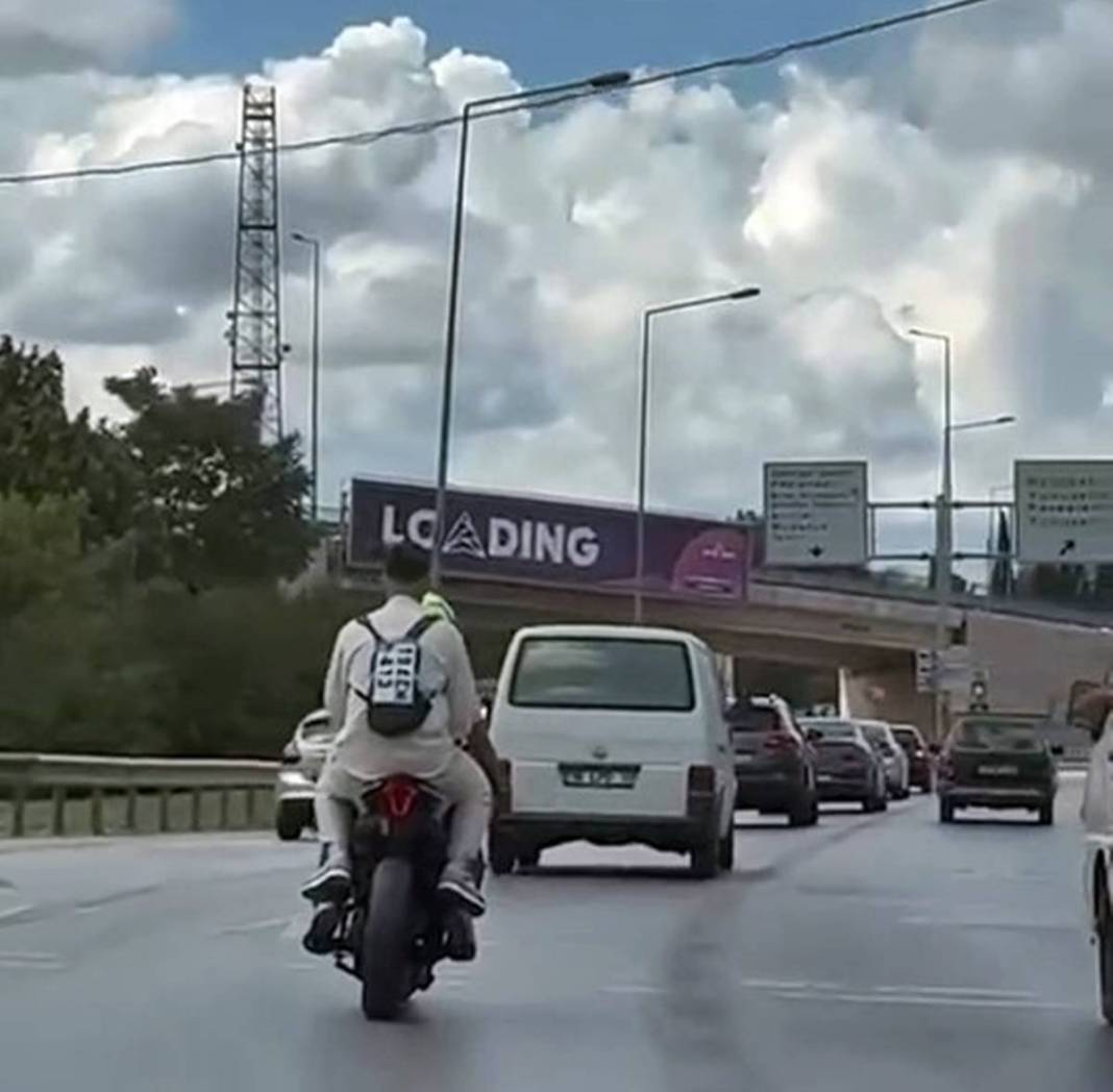 Plakasız motosikletin sürücüsünün sırt çantası şaşkına çevirdi! Trafikteki o anlar kaydedildi 2