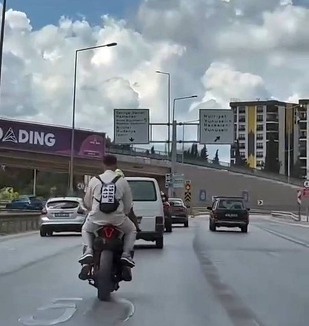 Plakasız motosikletin sürücüsünün sırt çantası şaşkına çevirdi! Trafikteki o anlar kaydedildi 3