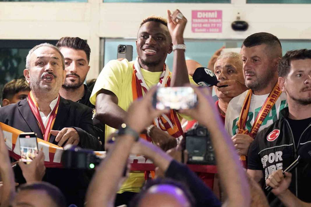 Galatasaray'dan gelmiş geçmiş en büyük transfer: Victor Osimhen Sarı-Kırmızılı formayı giydi 8