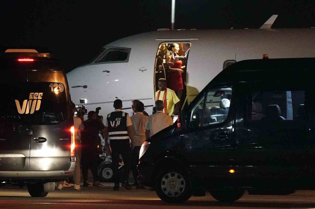 Galatasaray'dan gelmiş geçmiş en büyük transfer: Victor Osimhen Sarı-Kırmızılı formayı giydi 10