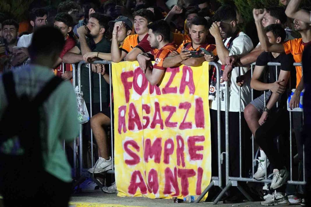 Galatasaray'dan gelmiş geçmiş en büyük transfer: Victor Osimhen Sarı-Kırmızılı formayı giydi 7