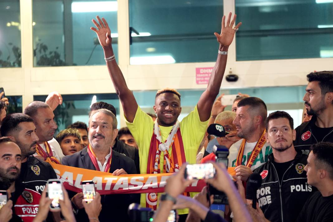 Galatasaray'dan gelmiş geçmiş en büyük transfer: Victor Osimhen Sarı-Kırmızılı formayı giydi 3