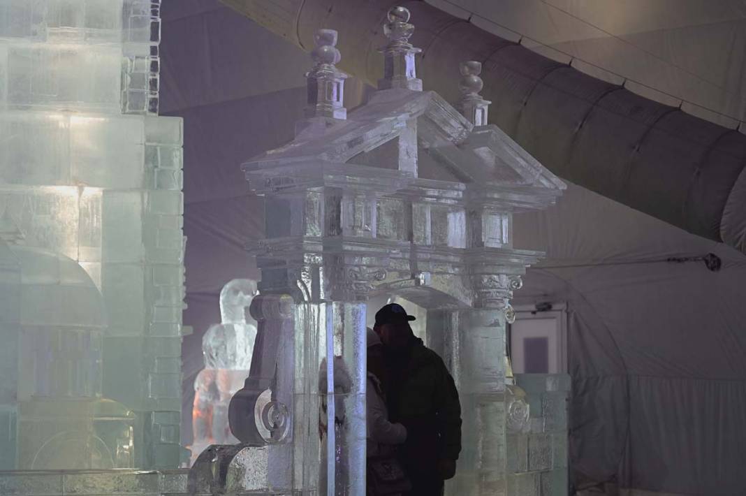 Slovakya'daki buz heykelleri ziyaretçileri büyüledi 12