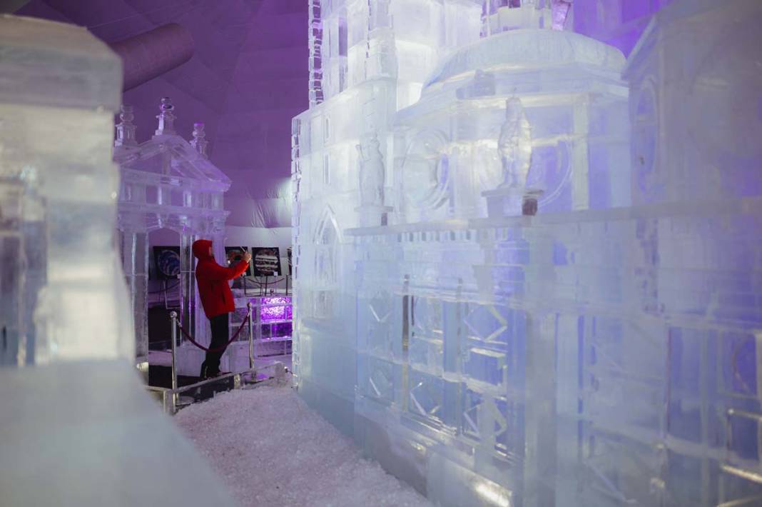 Slovakya'daki buz heykelleri ziyaretçileri büyüledi 11