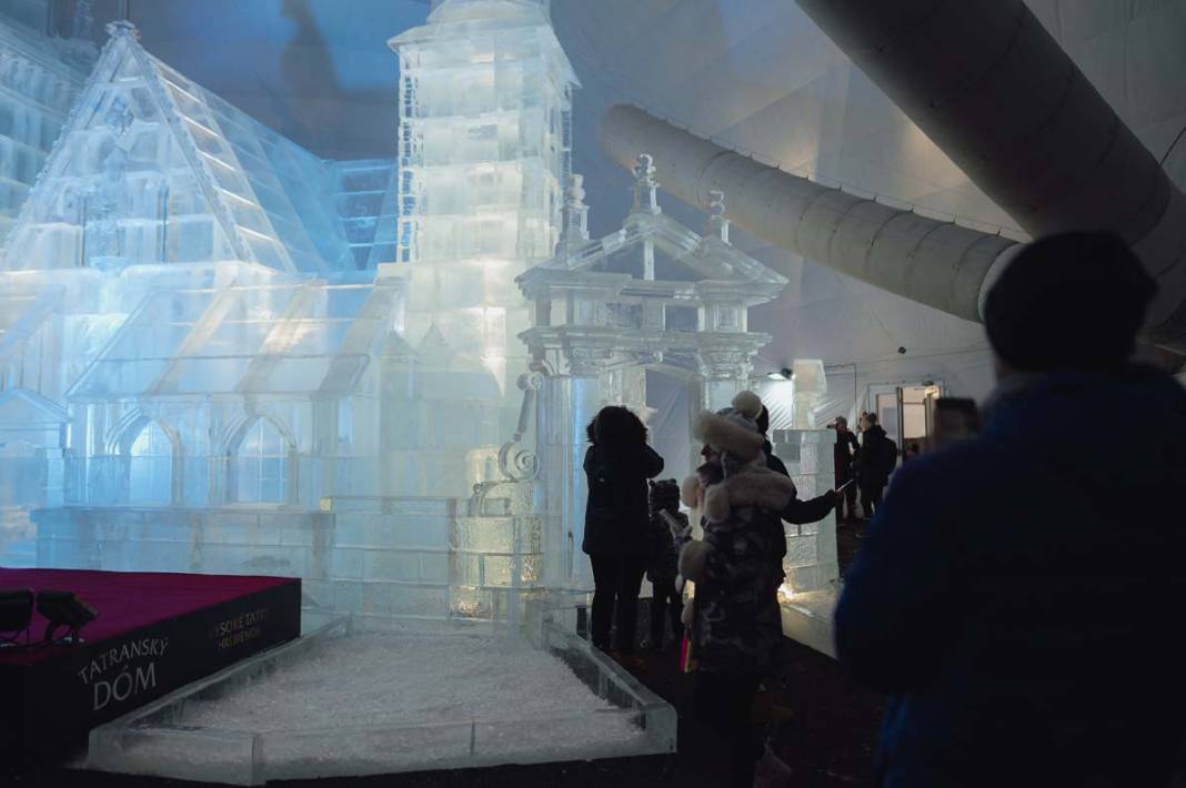 Slovakya'daki buz heykelleri ziyaretçileri büyüledi 8
