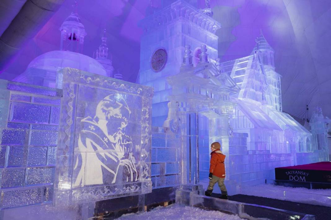 Slovakya'daki buz heykelleri ziyaretçileri büyüledi 4