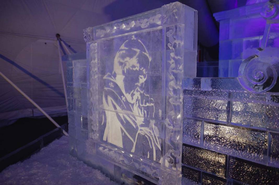 Slovakya'daki buz heykelleri ziyaretçileri büyüledi 2