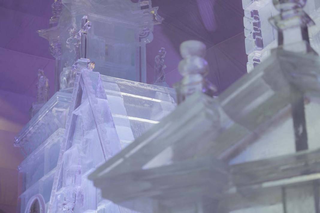 Slovakya'daki buz heykelleri ziyaretçileri büyüledi 1