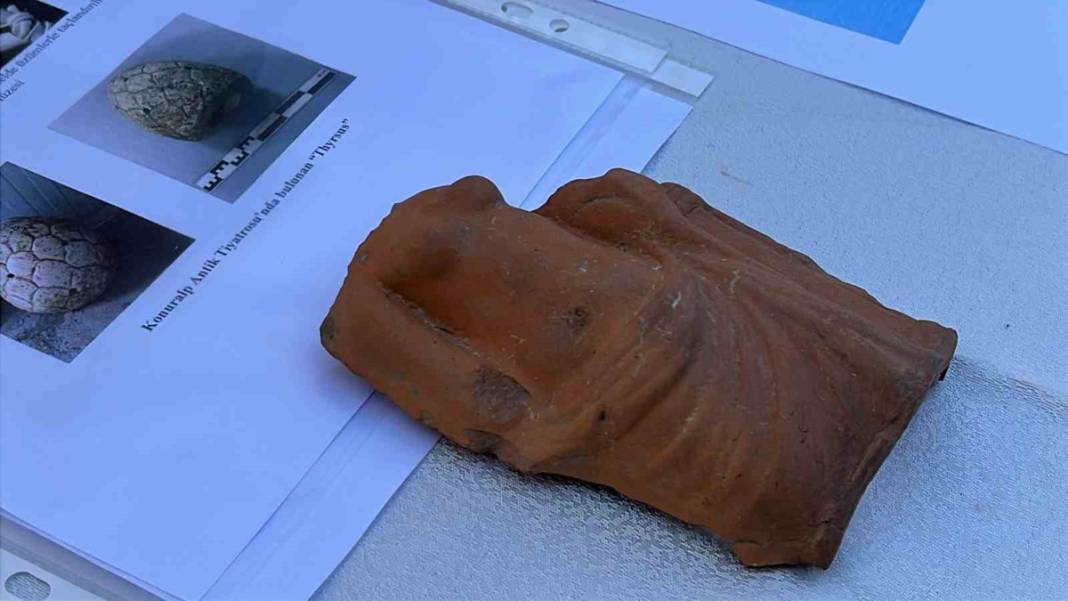 Konuralp'taki kazılarda 2 bin yıllık tiyatro bileti 10