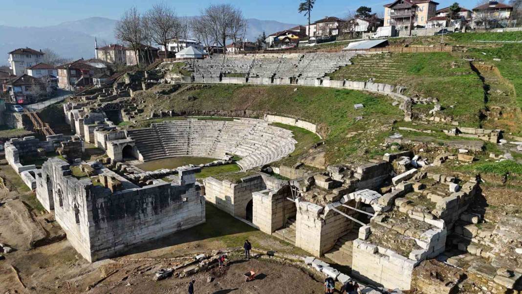 Konuralp'taki kazılarda 2 bin yıllık tiyatro bileti 6
