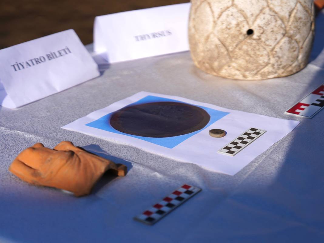 Konuralp'taki kazılarda 2 bin yıllık tiyatro bileti 5
