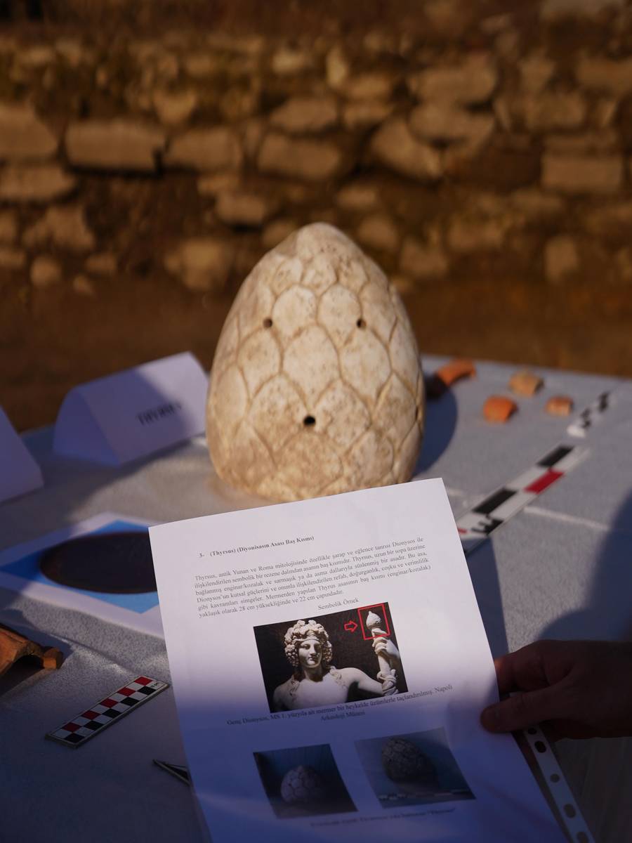 Konuralp'taki kazılarda 2 bin yıllık tiyatro bileti 3