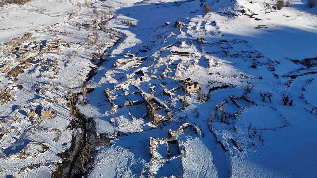 Yıllar sonra gün yüzüne çıkan Pusat köyü kara büründü 4