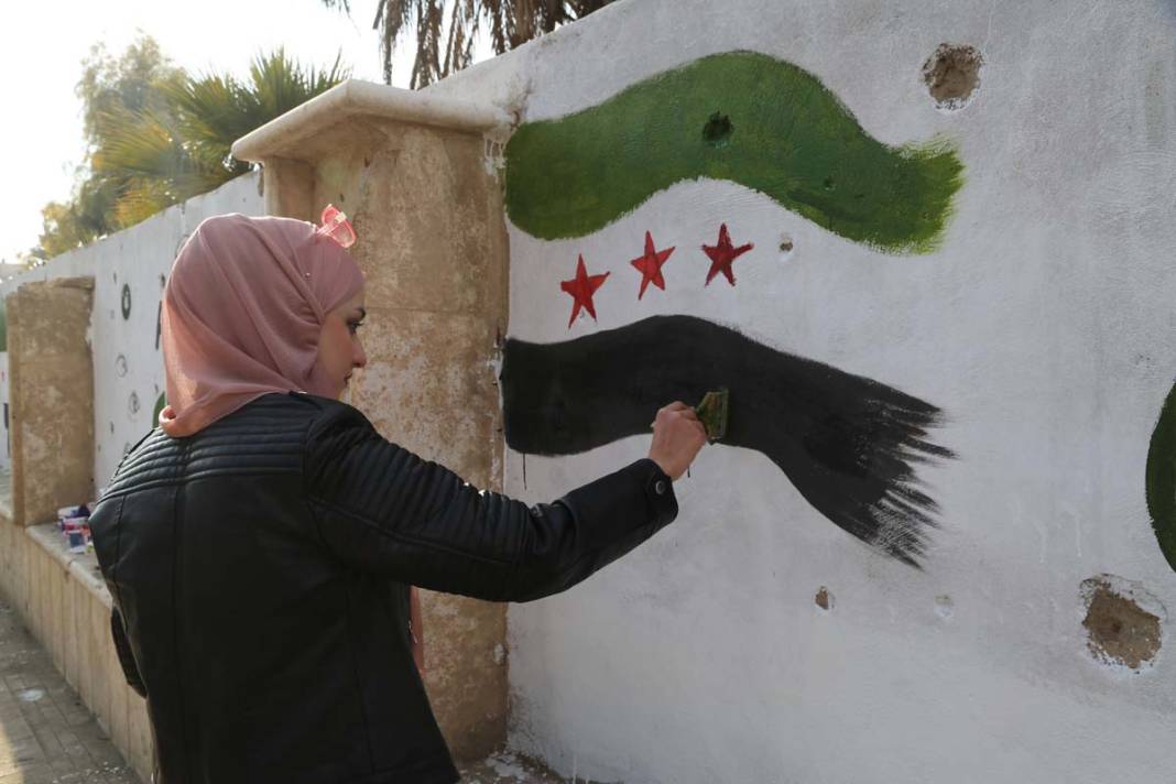 Suriyeli gençler devrimi Deyrizor'un duvarlarına çizdi 10