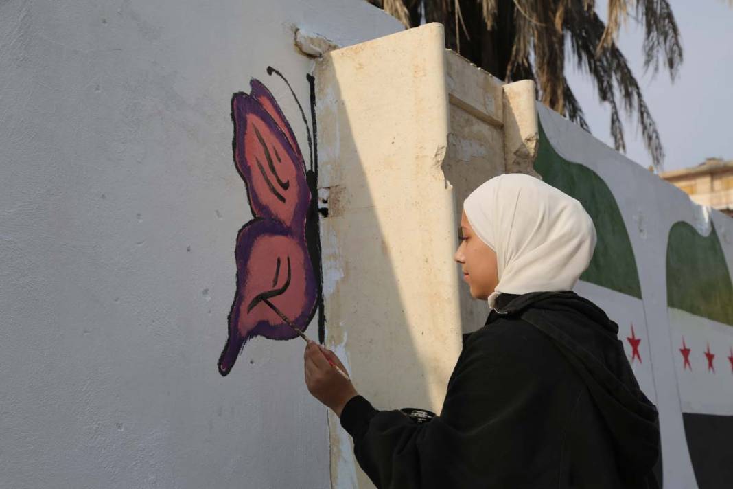 Suriyeli gençler devrimi Deyrizor'un duvarlarına çizdi 9