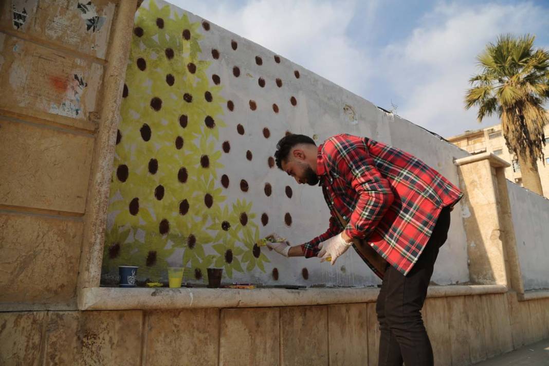 Suriyeli gençler devrimi Deyrizor'un duvarlarına çizdi 8