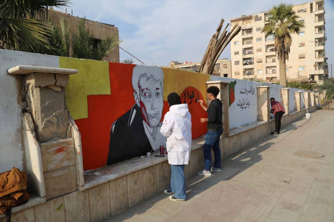 Suriyeli gençler devrimi Deyrizor'un duvarlarına çizdi 7
