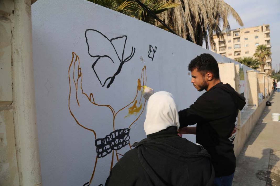 Suriyeli gençler devrimi Deyrizor'un duvarlarına çizdi 6